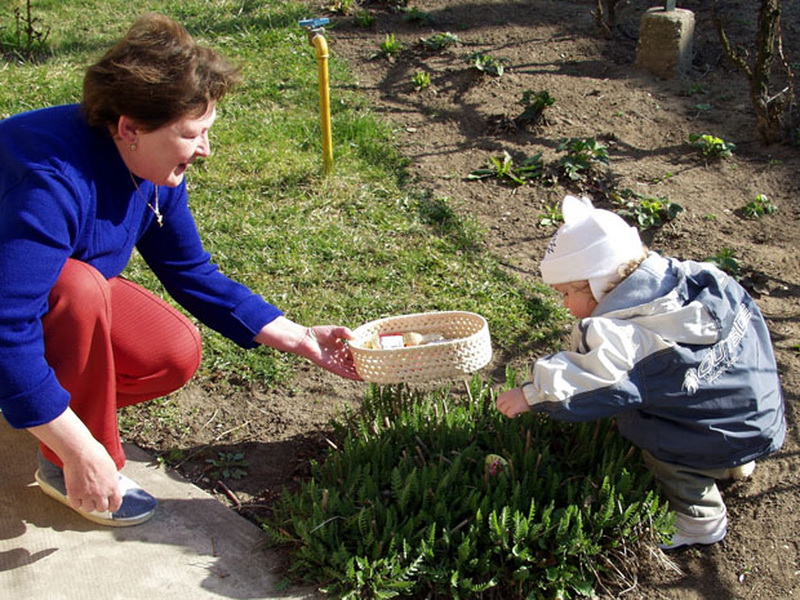2002.04.01. Húsvét - Mama segít keresni a tojásokat